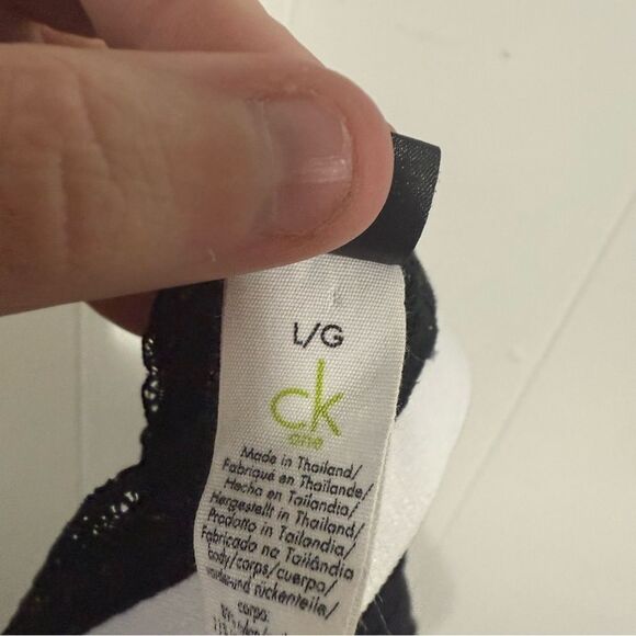 Calvin Klein Black Bra with Criss-Cross Straps - Picture 4 of 5